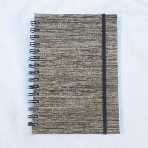 Cuaderno tamaño A5 con 60 hojas blancas y espiral negra wire-o hecho a mano