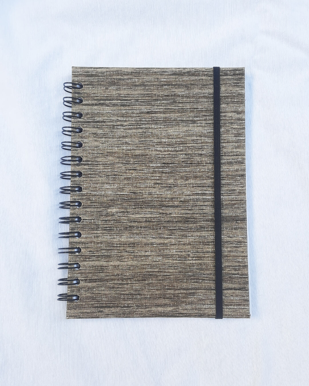 Cuaderno tamaño A5 con 60 hojas blancas y espiral negra wire-o hecho a mano