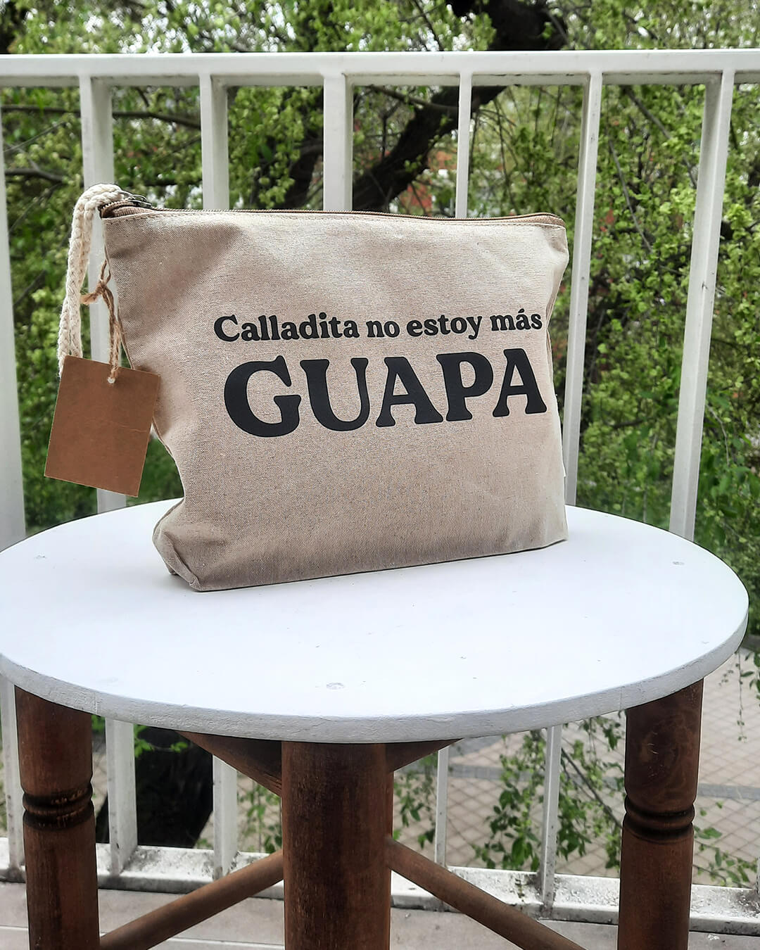 Neceser color crudo con frase Calladita no estoy más guapa