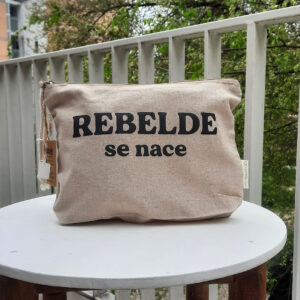 Neceser color crudo con frase Rebelde se nace