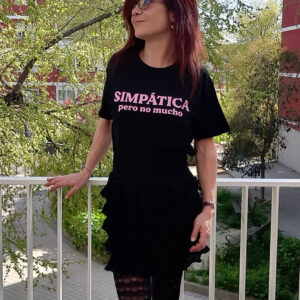 Camiseta negra unisex con frase simpática pero no mucho