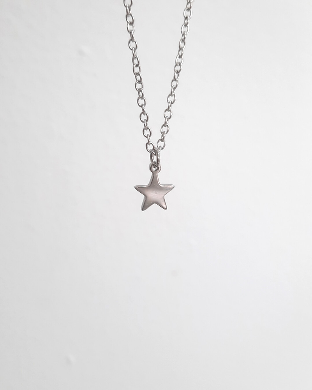 Colgante con forma de estrella de acero inoxidable