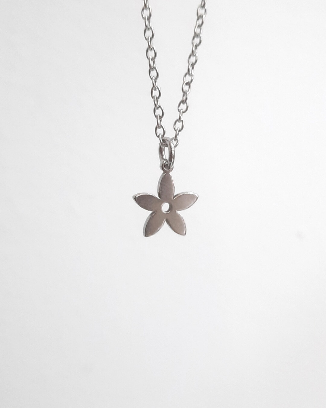 Colgante con forma de flor de acero inoxidable