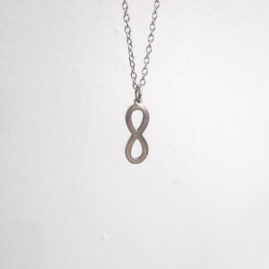 Colgante con forma de símbolo de infinito de acero inoxidable
