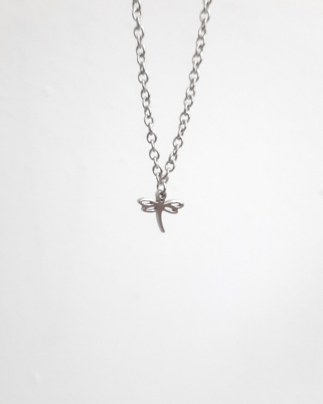 Colgante con forma de libélula de acero inoxidable.