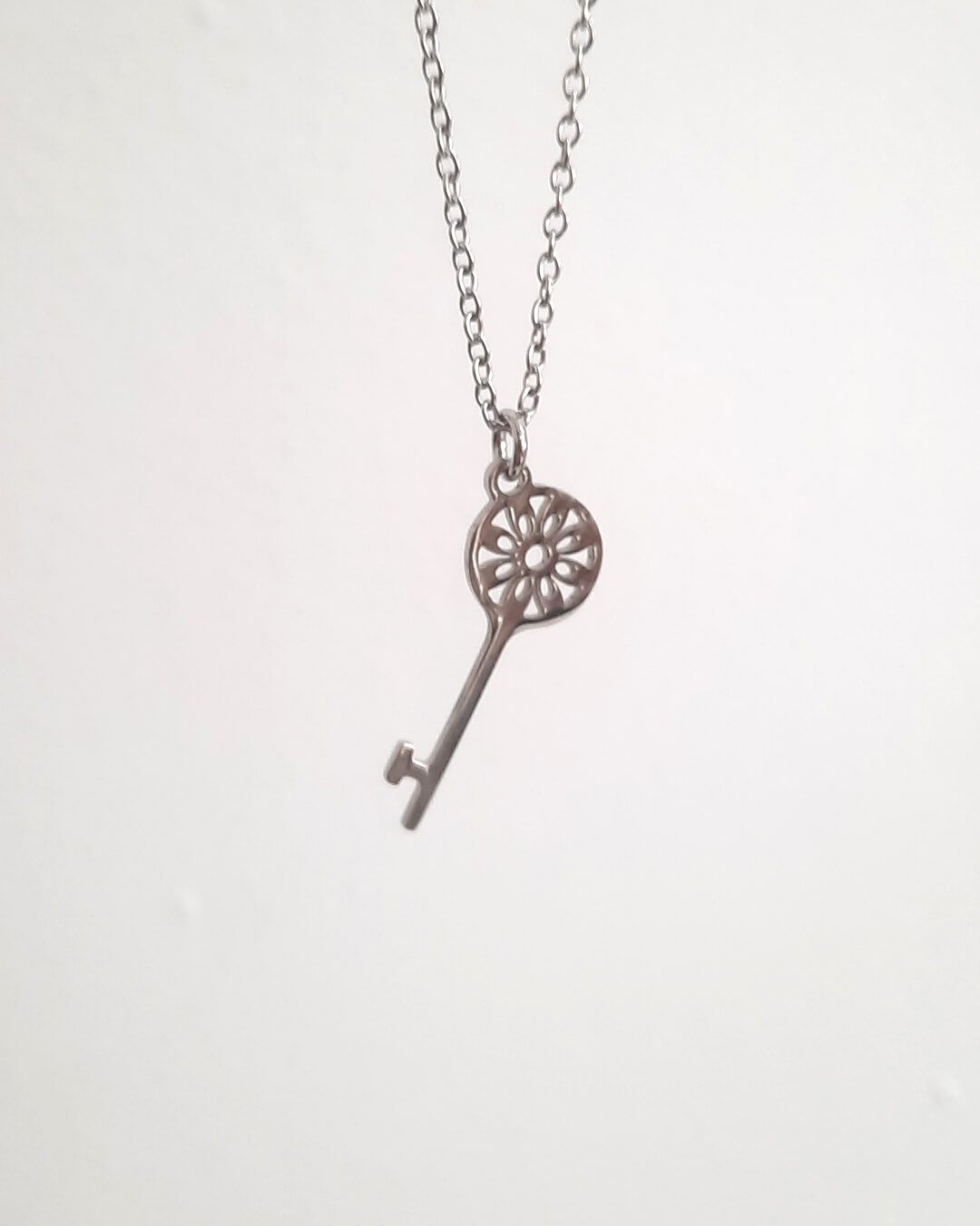 Colgante con forma de llave de acero inoxidable