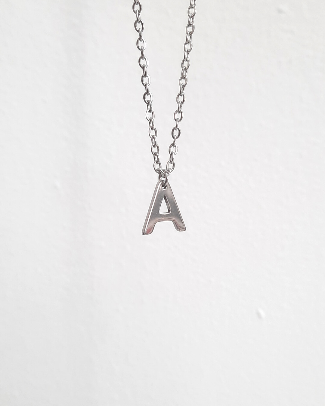Colgante con forma de letra a de acero inoxidable