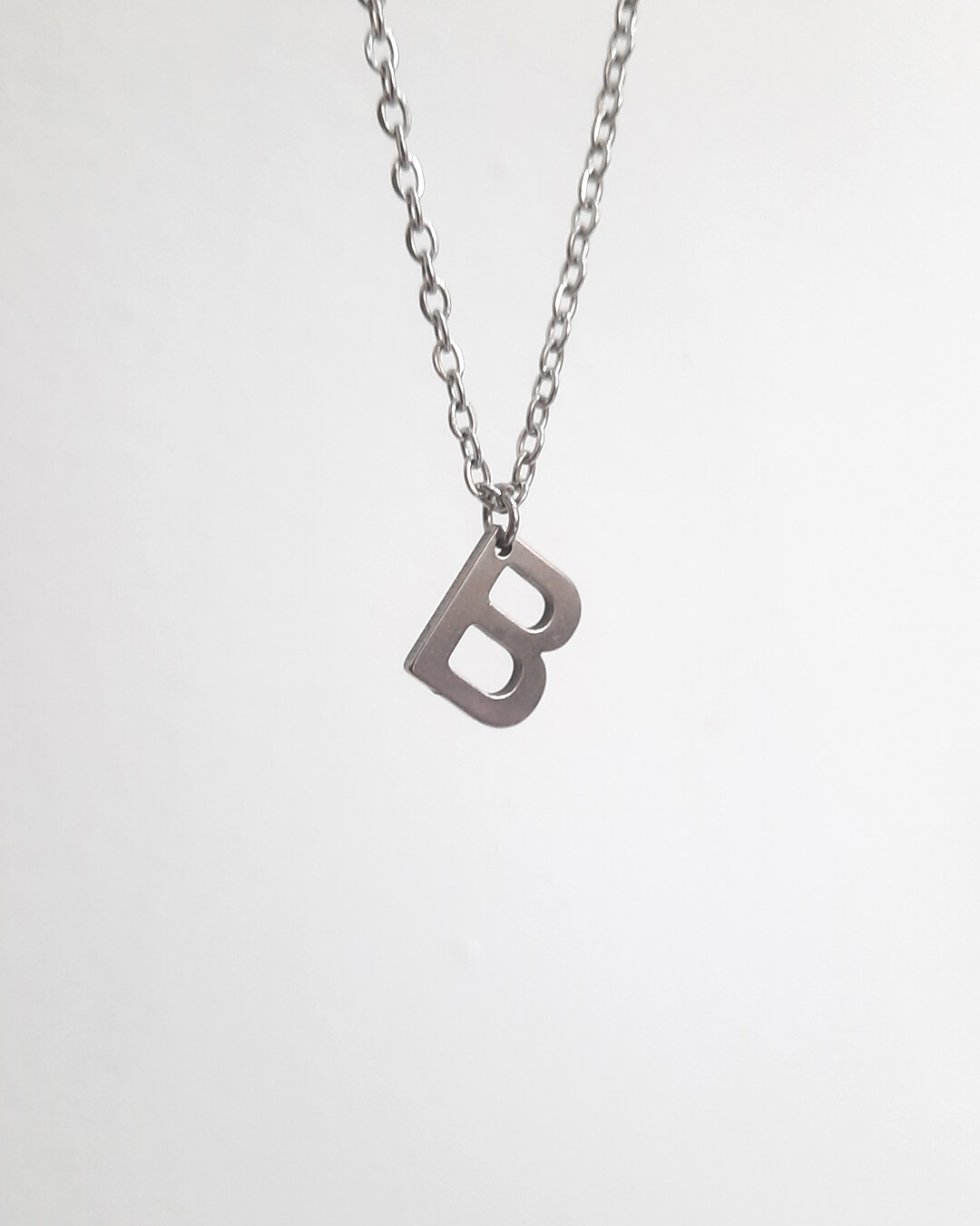 Colgante con forma de letra b de acero inoxidable