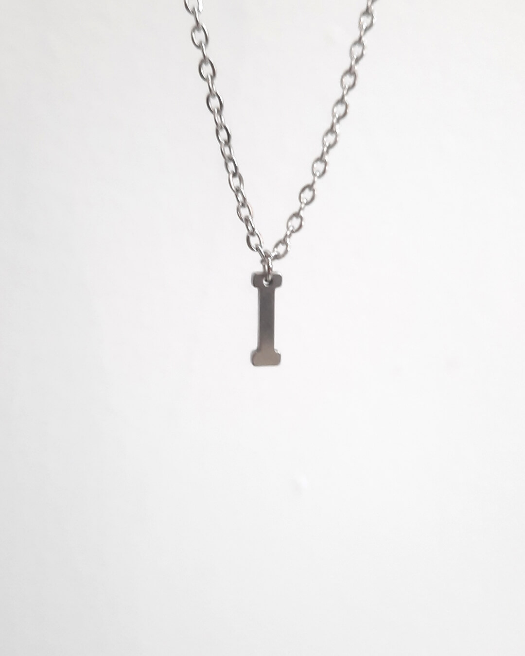 Colgante con forma de letra i de acero inoxidable