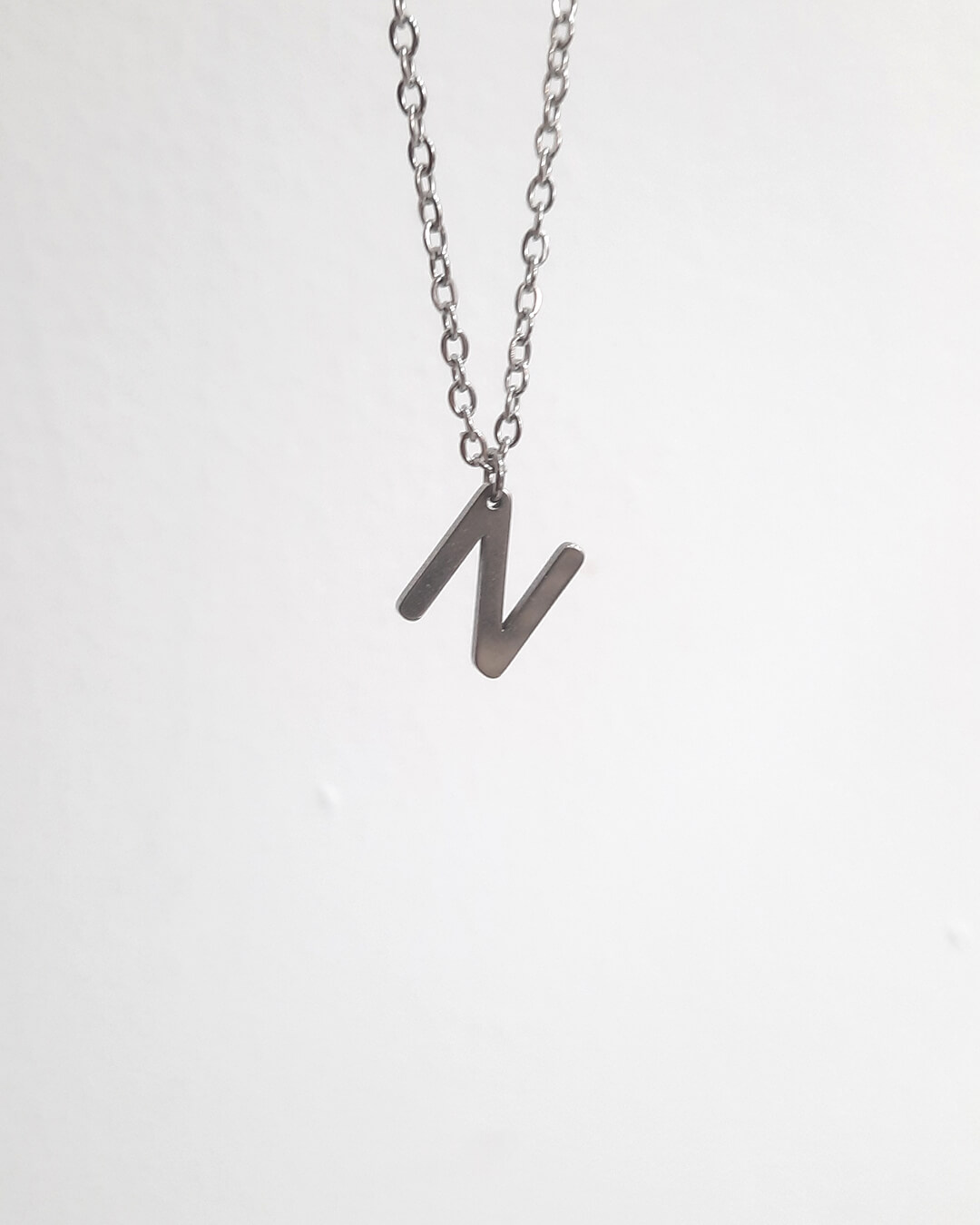 Colgante con forma de letra n de acero inoxidable