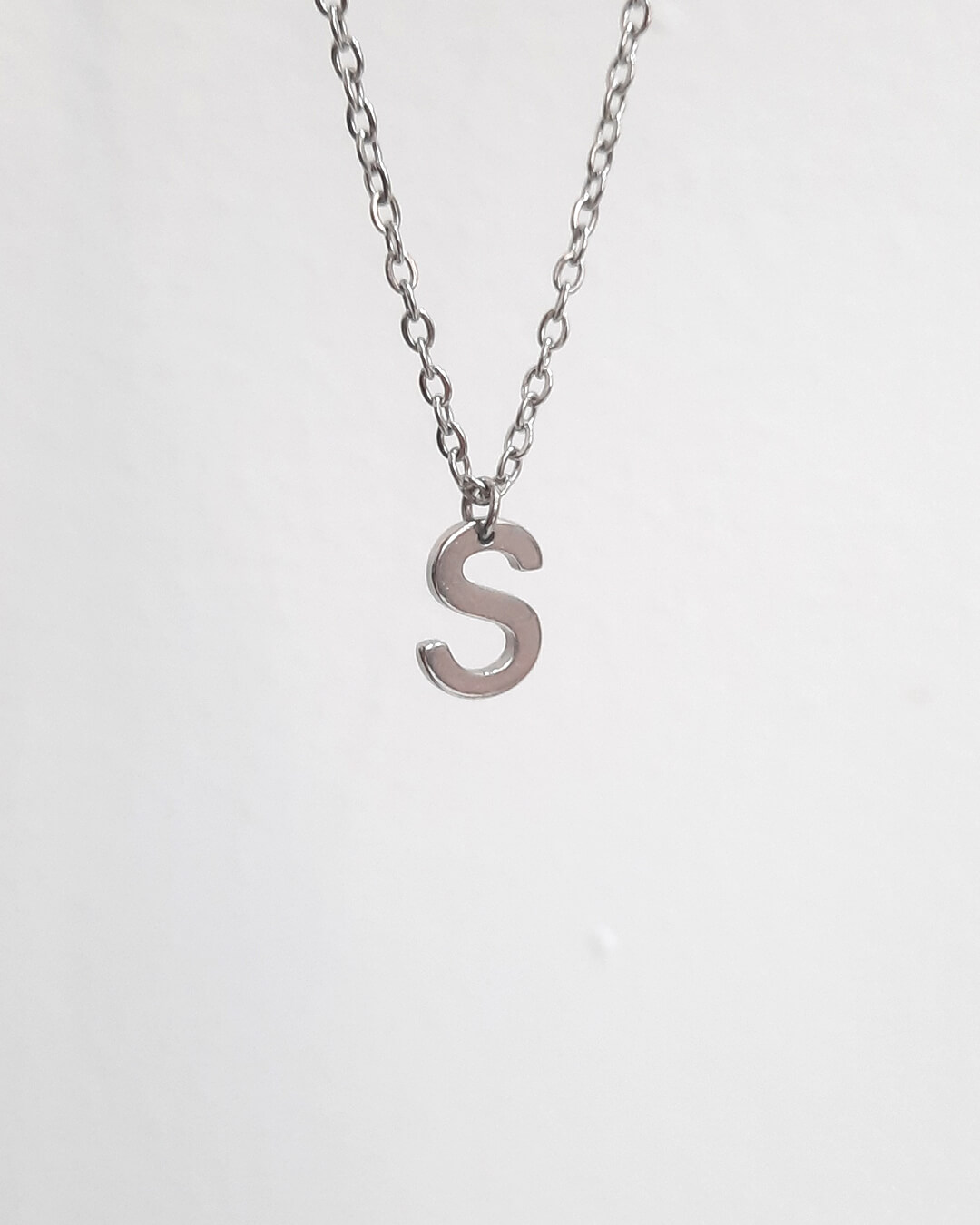 Colgante con forma de letra s de acero inoxidable
