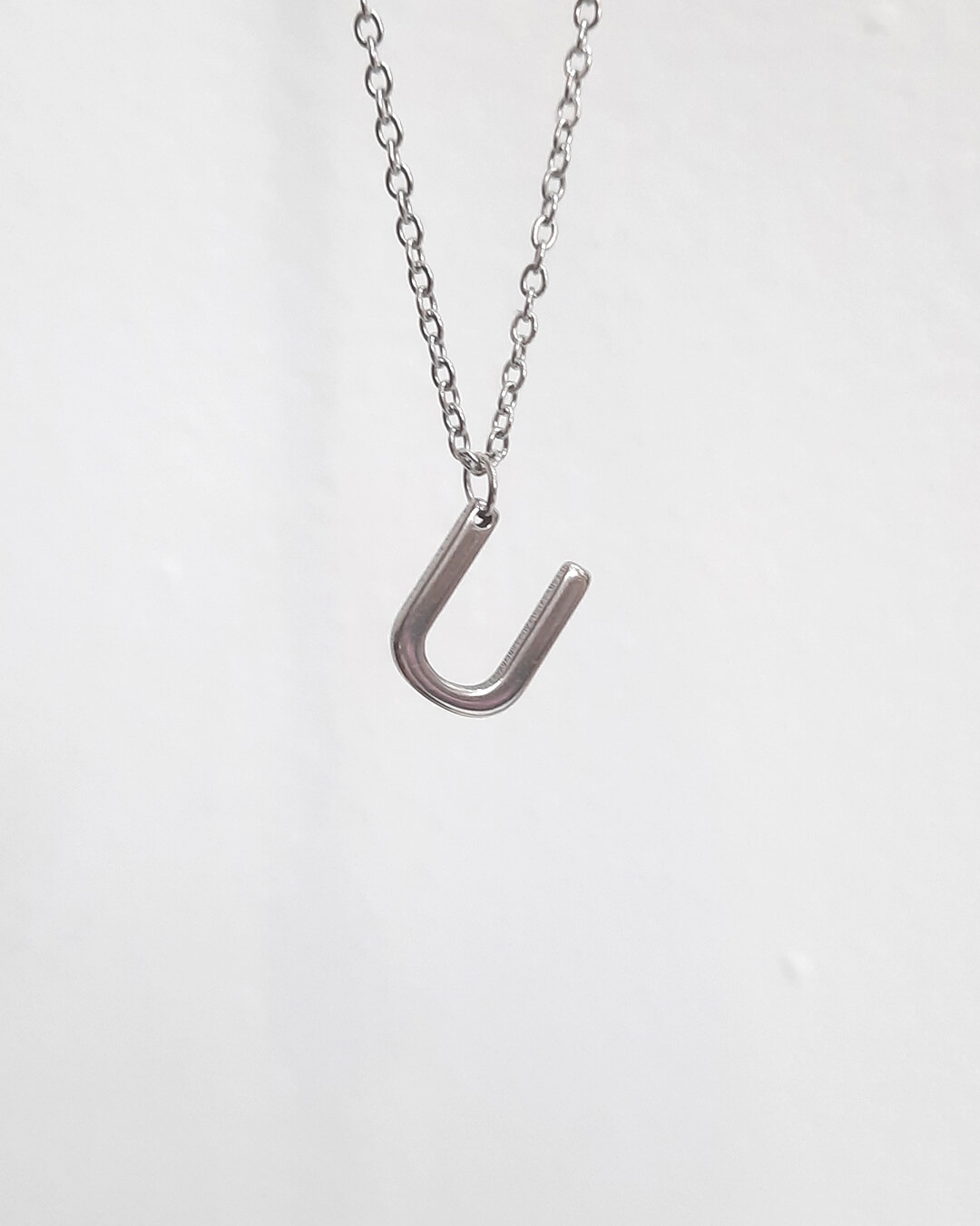 Colgante con forma de letra u de acero inoxidable