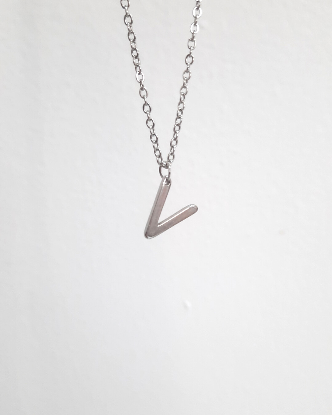 Colgante con forma de letra v de acero inoxidable