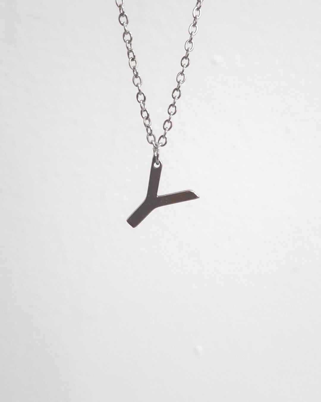 Colgante con forma de letra y de acero inoxidable