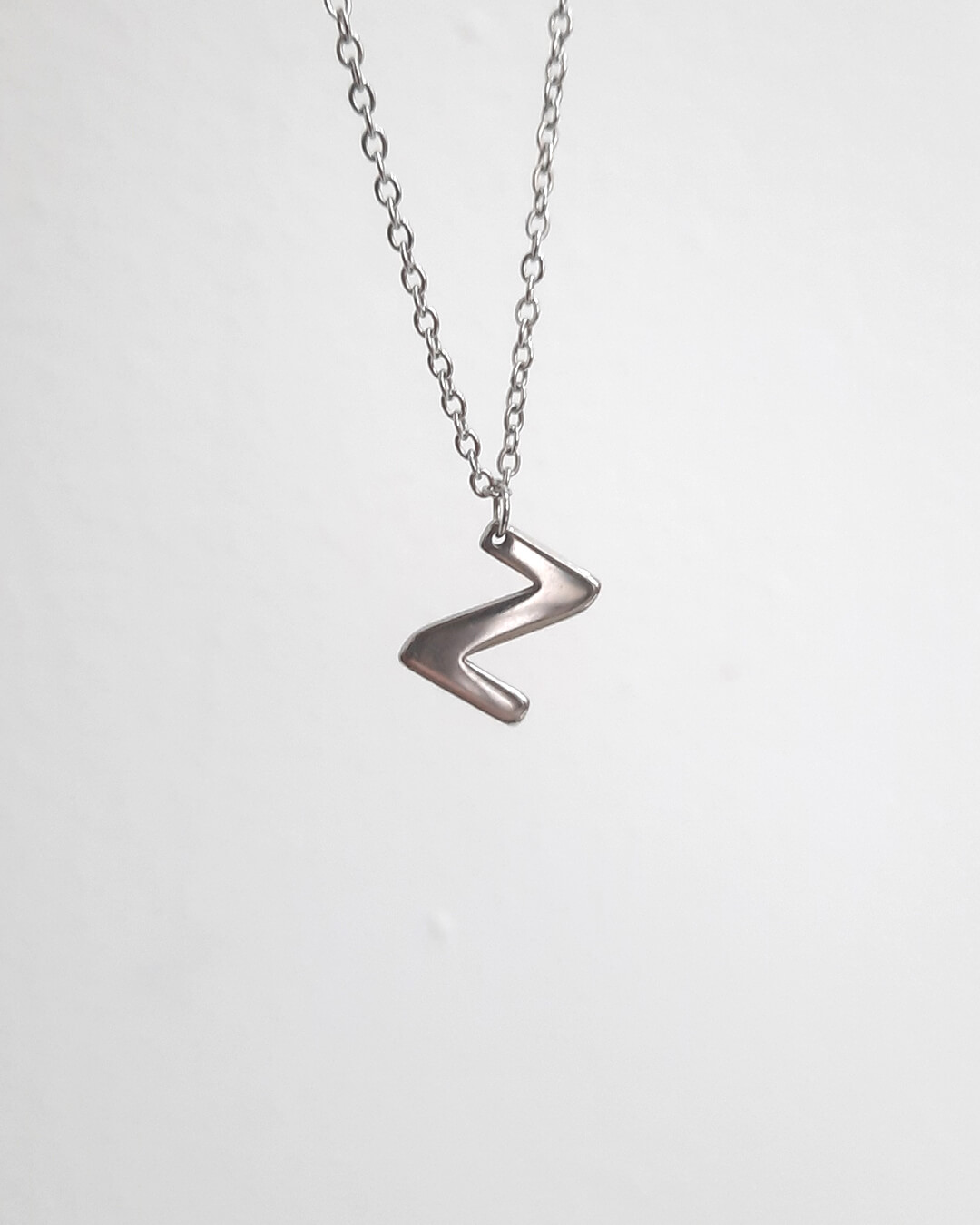 Colgante con forma de letra z de acero inoxidable