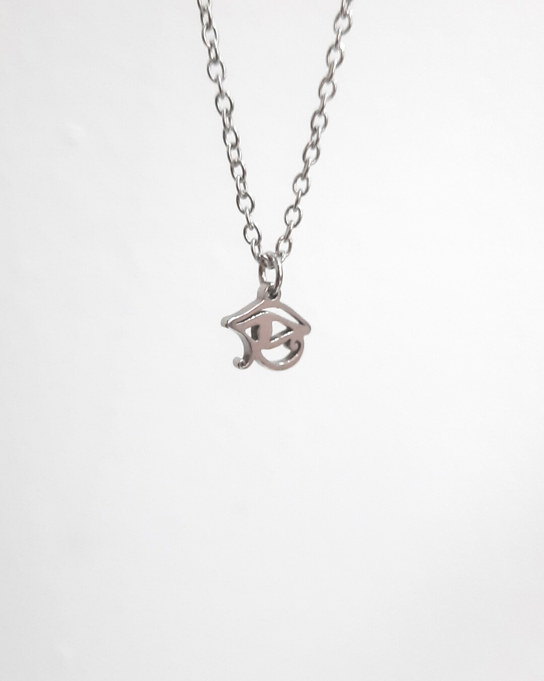 Colgante con forma de ojo de Horus de acero inoxidable