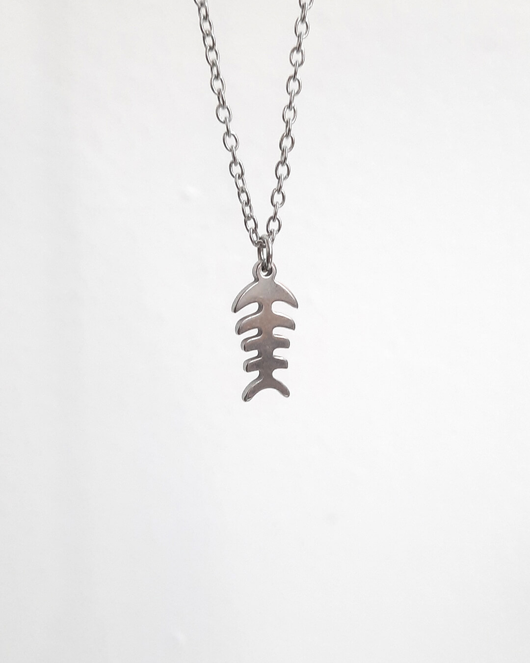 Colgante con forma de raspa de acero inoxidable