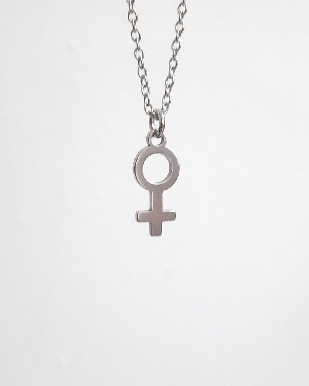 Colgante con forma de símbolo de la mujer de acero inoxidable