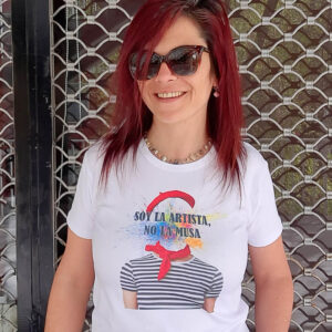camiseta con la frase soy la artista no la musa y diseño estilo collage