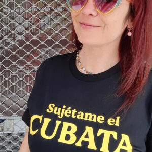 Camiseta color negro con la frase sujétame el cubata