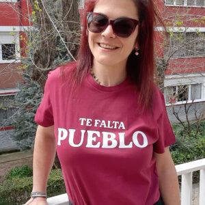 camiseta color granate con la frase te falta pueblo