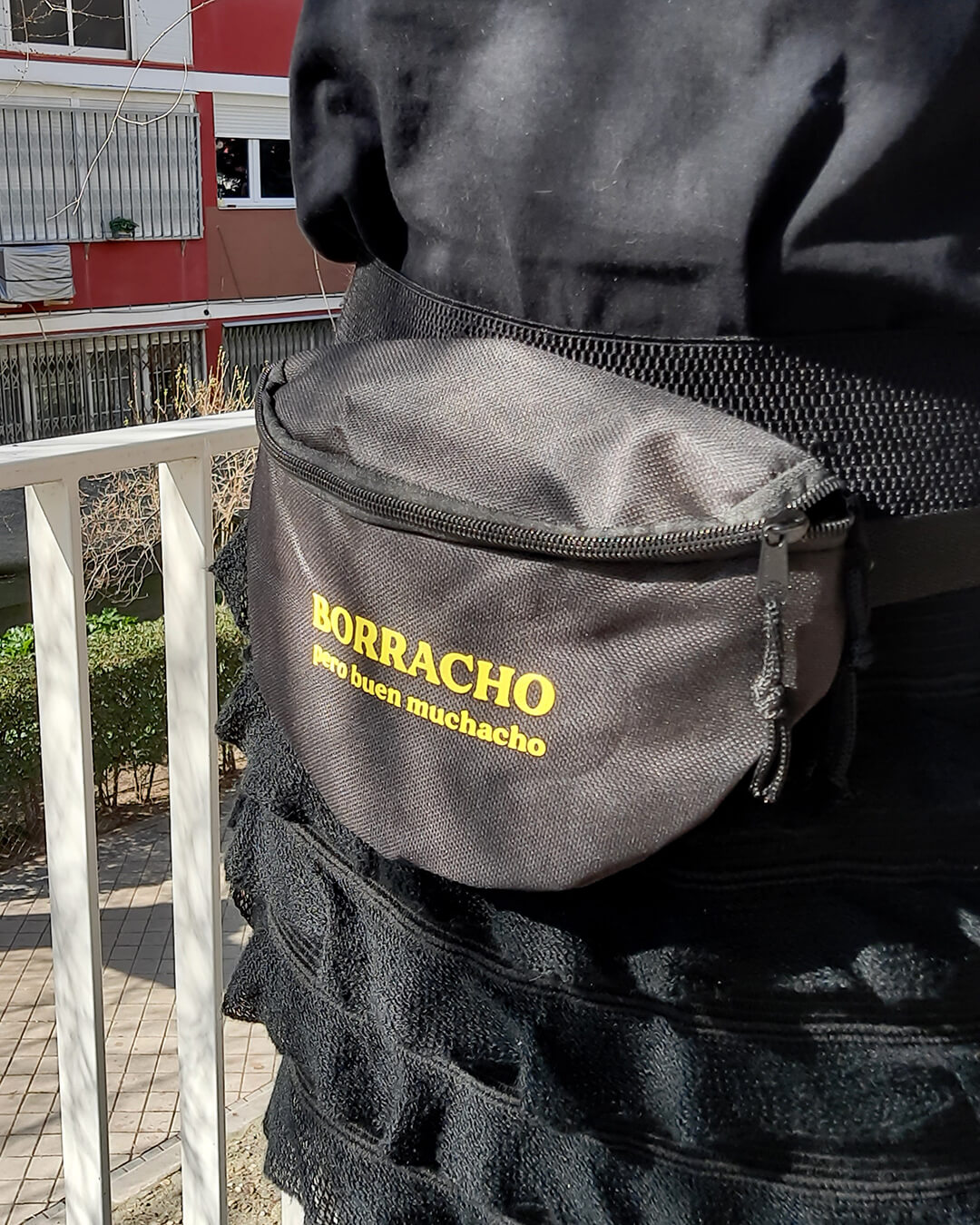 Riñonera negra con la frase Borracho pero buen muchacho