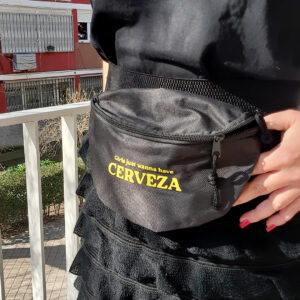 Riñonera negra con la frase Girls just wanna have fun en color amarillo