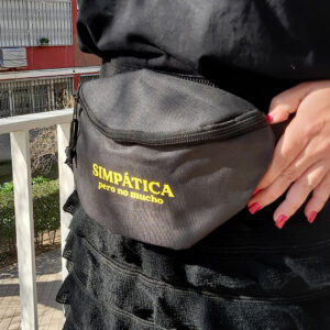 Riñonera negra con la frase simpática pero no mucho