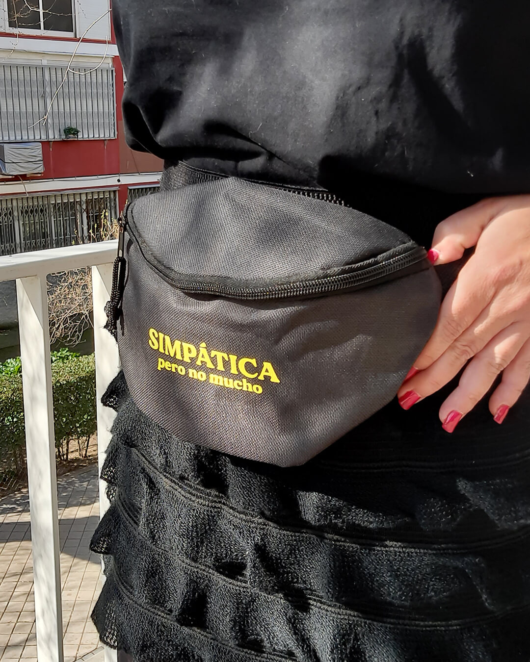 Riñonera negra con la frase simpática pero no mucho