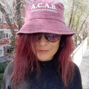Gorro rojo con la frase ACAB: All coños are beautiful estampada en color blanco
