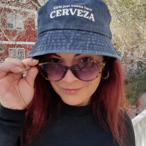 Gorro azul con la frase Girls just wanna have cerveza estampada en color blanco