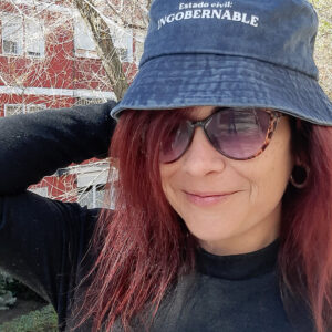 Gorro azul con frase estampada en color blanco estado civil: ingobernable