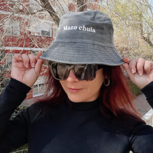 Gorro color gris con la frase Mazo chula estampada en color blanco
