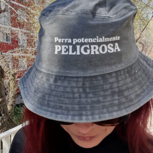 Gorro color gris con la frase Perra potencialmente peligrosa estampado en color blanco