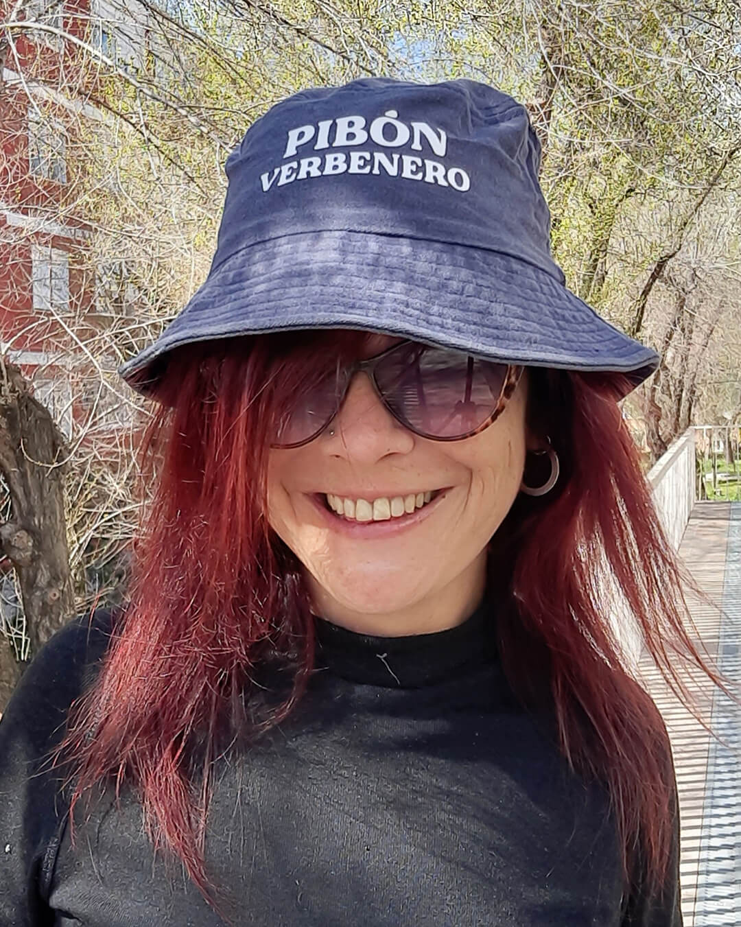 Gorro azul con la frase Pibón verbenero estampada en color blanco