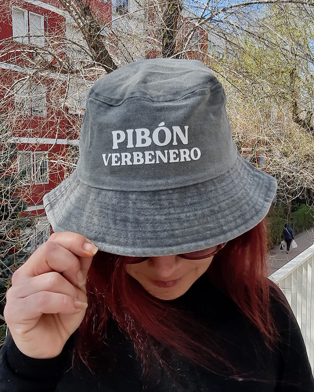 Gorro gris con la frase Pibón verbenero estampada en color blanco