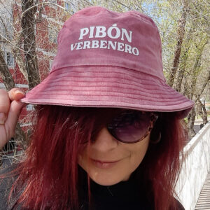 Gorro rojo con la frase Pibón verbenero estampada en color blanco