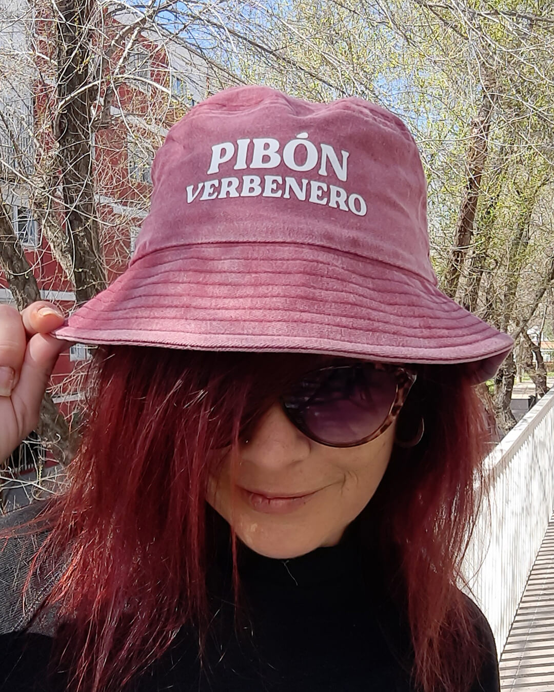 Gorro rojo con la frase Pibón verbenero estampada en color blanco