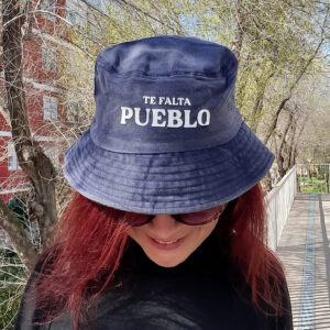 Gorro azul con la frase Te falta pueblo estampada en color blanco
