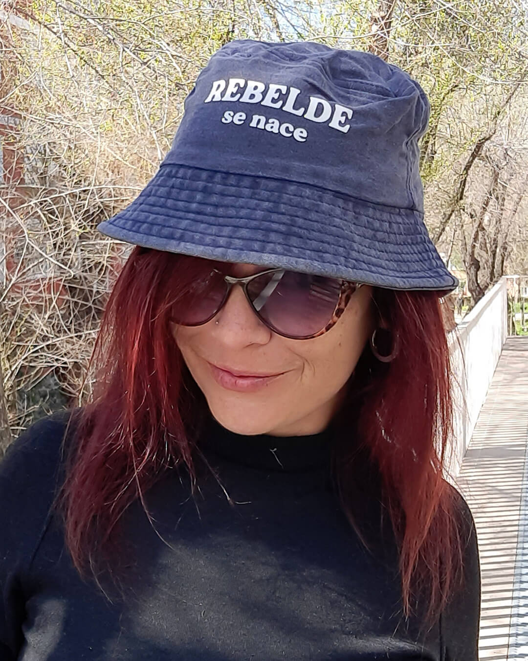 Gorro azul con la frase Rebelde se nace estampada en color blanco