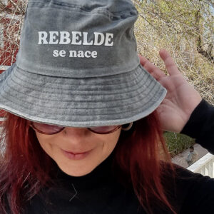 Gorro gris con la frase Rebelde se nace estampada en color blanco