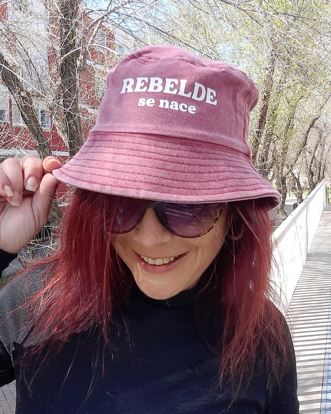 Gorro rojo con la frase Rebelde se nace estampada en color blanco