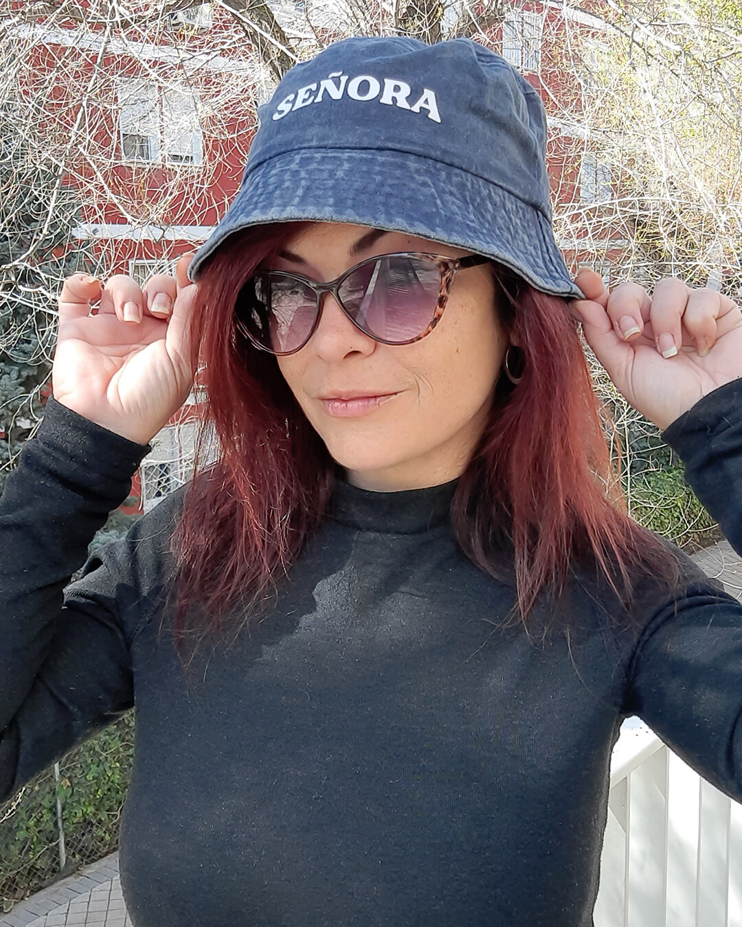 Gorro azul con la palabra Señora estampada en color blanco