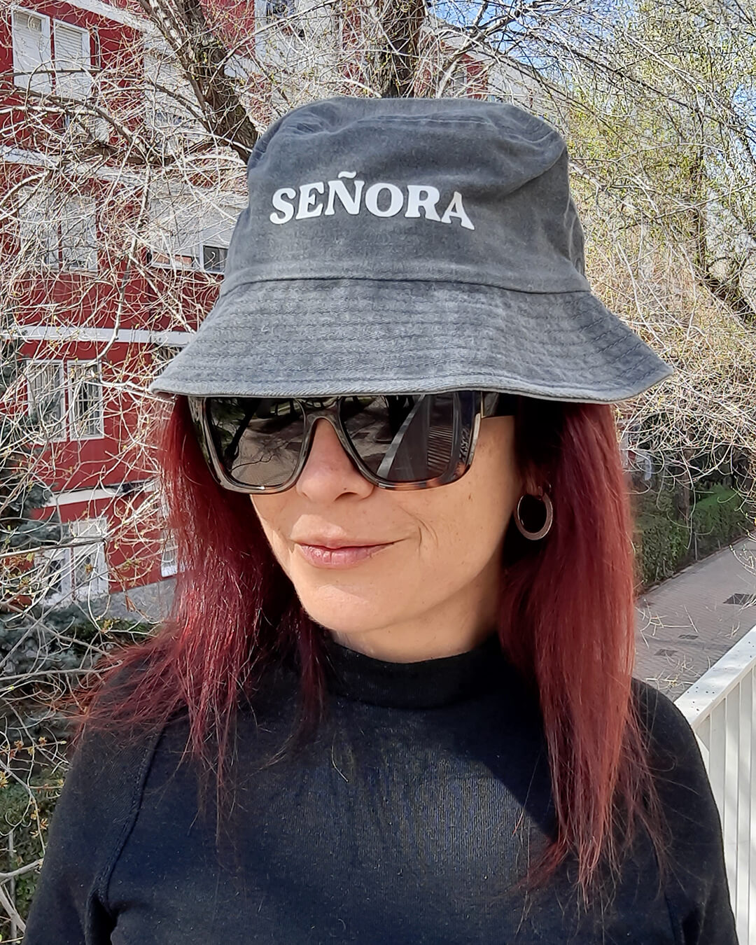 Gorro color gris con la palabra Señora estampada en color blanco