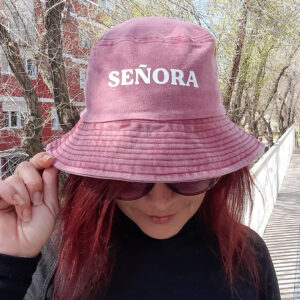 Gorro de color rojo con palabra Señora estampada en color blanco