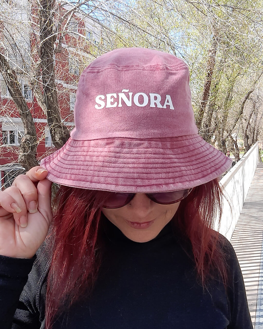Gorro de color rojo con palabra Señora estampada en color blanco